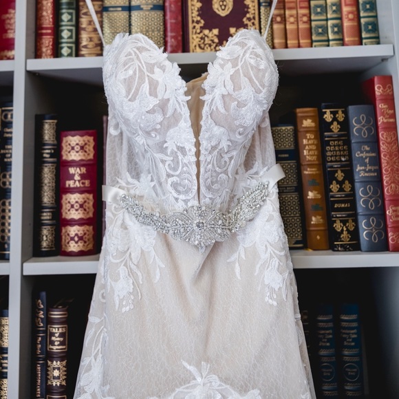 Martina Liana Wedding Dress - Picture 2 of 5